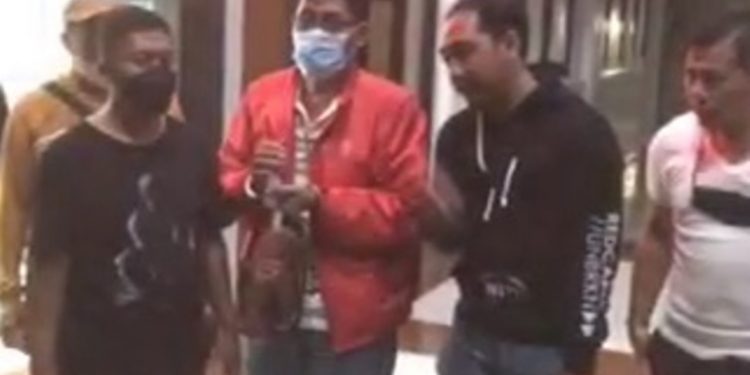 Terdakwa Edi Wibowo Teguh Santosa dibawa ke Kejari Cilacap usai ditangkap di Purworejo setelah buron selama dua tahun. (ISTIMEWA)