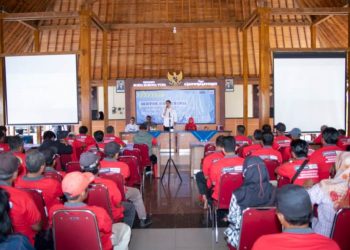 Anggota Komisi VI DPR RI Fraksi PDI Perjuangan, Adisatrya Suryo Sulisto saat sosialisasi dengan mengusung tema "Sektor Konstruksi, Membangun Negeri Membangun Masyarakat” di Kantor Kecamatan Sumpiuh Kabupaten Banyumas. (ISTIMEWA)