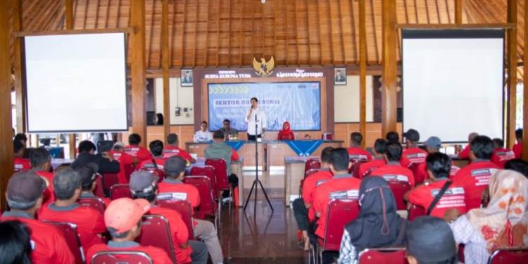 Anggota Komisi VI DPR RI Fraksi PDI Perjuangan, Adisatrya Suryo Sulisto saat sosialisasi dengan mengusung tema "Sektor Konstruksi, Membangun Negeri Membangun Masyarakat” di Kantor Kecamatan Sumpiuh Kabupaten Banyumas. (ISTIMEWA)
