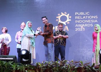 Officer CSR & SMEPP PT KPI RU IV Cilacap, Aditya Anung DN menerima penghargaan Public Relations Indonesia Awards (PRIA) 2023, kategori Community Based Development. (ISTIMEWA)