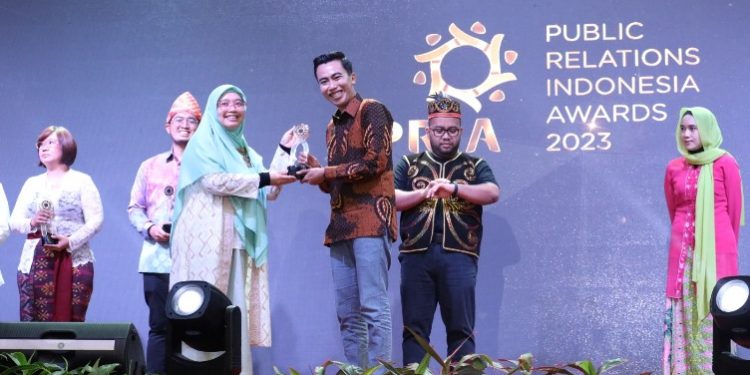 Officer CSR & SMEPP PT KPI RU IV Cilacap, Aditya Anung DN menerima penghargaan Public Relations Indonesia Awards (PRIA) 2023, kategori Community Based Development. (ISTIMEWA)