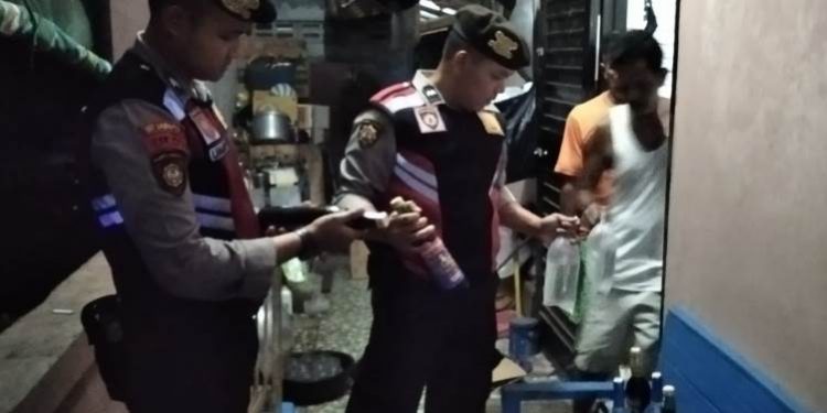 Anggota Polresta Cilacap mengamankan miras dari salah penjual yang jadi sasaran operasi pekat menjelang Ramadhan 1444 Hijriah. (ISTIMEWA)