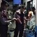 Anggota Polresta Cilacap mengamankan miras dari salah penjual yang jadi sasaran operasi pekat menjelang Ramadhan 1444 Hijriah. (ISTIMEWA)