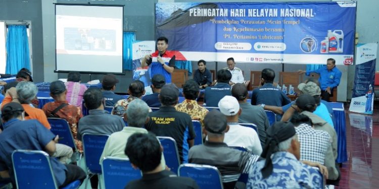 PUC PT. Pertamina Lubricants dan Sales Region IV menggelar kegiatan bertajuk "Pembekalan Perawatan Mesin Tempel dan Kepelumasan" bertempat di Gedung DPC Himpunan Nelayan Seluruh Indonesia (HNSI) Kabupaten Cilacap. Tampak para nelayan dengan seksama menyimak paparan yang disampaikan pemateri. (ISTIMEWA)