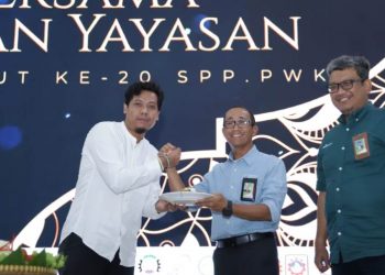 Ketua Umum SPP-PWK Cilacap Titok Dalimunthe menyerahkan potongan tumpeng syukuran 20 tahun SPPPWK kepada GM PT KPI RU IV Cilacap. (ISTIMEWA)
