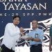 Ketua Umum SPP-PWK Cilacap Titok Dalimunthe menyerahkan potongan tumpeng syukuran 20 tahun SPPPWK kepada GM PT KPI RU IV Cilacap. (ISTIMEWA)