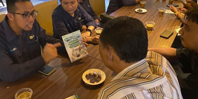 Manager PLN UP3 Cilacap, Muhammad Khadafi saat memberikan penjelasan terkait program Terangi Ramadhan 2023 berupa diskon harga tambah daya pelanggan tegangan rendah. (ISTIMEWA)