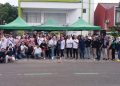 HIPMI, PHRI dan HPI berfoto bersama usai menggelar acara bagi-bagi takjil di Jalan Jenderal Soedirman, Cilacap. (Wagino/CIMED)