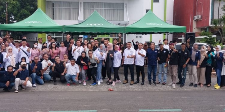 HIPMI, PHRI dan HPI berfoto bersama usai menggelar acara bagi-bagi takjil di Jalan Jenderal Soedirman, Cilacap. (Wagino/CIMED)