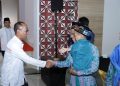GM PT KPI RU IV Cilacap, Edy Januari Utama memberikan selamat kepada jamaah calon haji yang dilepas. (Istimewa)
