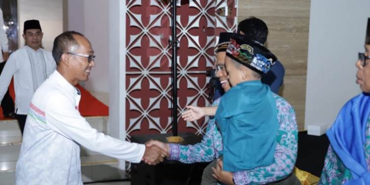 GM PT KPI RU IV Cilacap, Edy Januari Utama memberikan selamat kepada jamaah calon haji yang dilepas. (Istimewa)