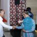 GM PT KPI RU IV Cilacap, Edy Januari Utama memberikan selamat kepada jamaah calon haji yang dilepas. (Istimewa)