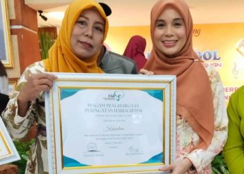 Pegiat Program Kampung Proklim binaan PT Kilang Pertamina Internasional (KPI) RU IV Cilacap berhasil meraih penghargaan Perempuan Berjasa & Berprestasi tingkat Provinsi Jawa Tengah. (Istimewa)