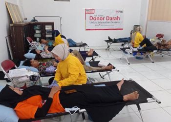 Petugas PMI Kabupaten Cilacap mengambil darah dari pendonor dalam kegiatan sosial donor darah yang digelar Alfamart. (ISTIMEWA)