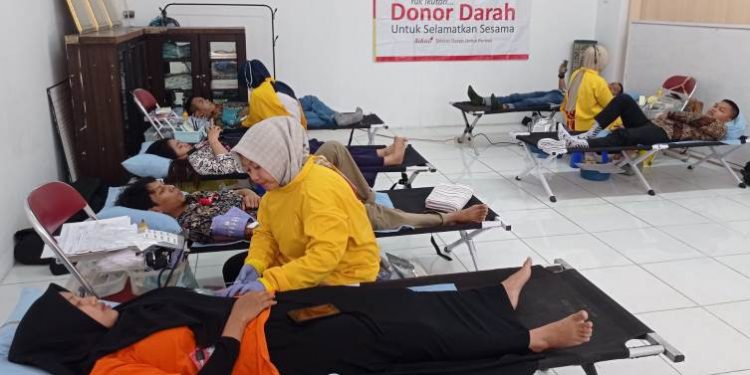 Petugas PMI Kabupaten Cilacap mengambil darah dari pendonor dalam kegiatan sosial donor darah yang digelar Alfamart. (ISTIMEWA)