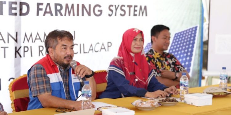 Area Manager Commrel & CSR PT KPI RU IV, Cecep Supriyatna saat membuka pelatihan sistem pertanian terpadu di Kelurahan Kutawaru. (Istimewa)