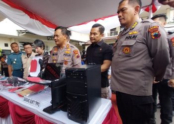 Kapolda Jateng menunjukan barang bukti kasus TPPO dari dua TKP dengan tiga tersangka. (Wagino/CIMED)