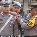 Kapolresta Cilacap memasang pita kepada perwakilan personel yang bakal diterjunkan dalam Operasi Patuh Candi 2023. (ISTIMEWA)