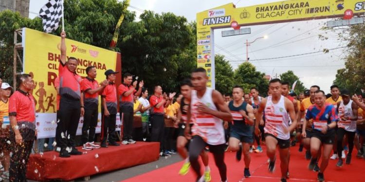 Kapolresta Cilacap didampingi Forkopimda Cilacap melepas peserta Cilacap City Run kategori 10K. (Wagino/CIMED)