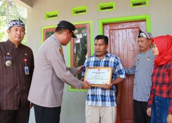 Wakapolresta Cilacap menyerahkan kunci rumah milik Amir yang telah selesai direnovasi. (ISTIMEWA)
