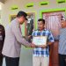 Wakapolresta Cilacap menyerahkan kunci rumah milik Amir yang telah selesai direnovasi. (ISTIMEWA)