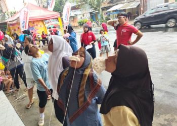 Sejumlah anak-anak tampak semangat mengikuti lomba makan kerupuk yang merupakan salah satu lomba  Pesta Rakyat Alfamart dalam rangka memeriahkan HUT RI Ke-78. (ISTIMEWA)