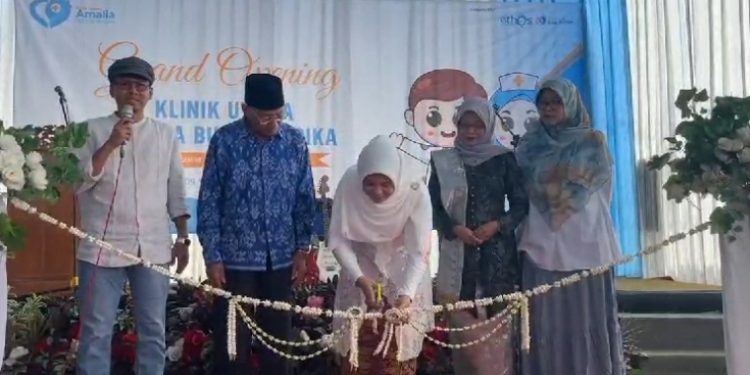 Klinik Utama Amalia Bunda Media Cilacap resmi dibuka. Grand Opening yang dilakukan oleh Yayasan Bunda Amalia ditandai dengan pengguntingan pita. (ISTIMEWA)