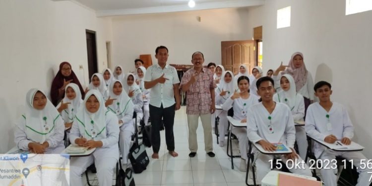 Pejabat Pembuat Komitmen, Purwanto dari Tim Verifikator Pogram Kecakapan Kerja (PKK) Direktorat Kursus dan Pelatihan, Ditjen Pendidikan Vokasi Kementerian Pendidikan, Kebudayaan, Riset, dan Teknologi (Kemendikbudristek) RI, mengunjungi Lembaga Kursus dan Pelatihan (LKP) Citra, Cilacap. (ISTIMEWA)