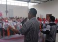 Dwi Heru Sucipto Ketua Relawan Oemah Relawan Ganjar Pranowo Kabupaten Cilacap Sentul Waterpark memimpin deklarasi mendukung pasangan Ganjar-Mahmud pada Pilpres 2024 mendatang. (Wagino/CILACAPMEDIA)