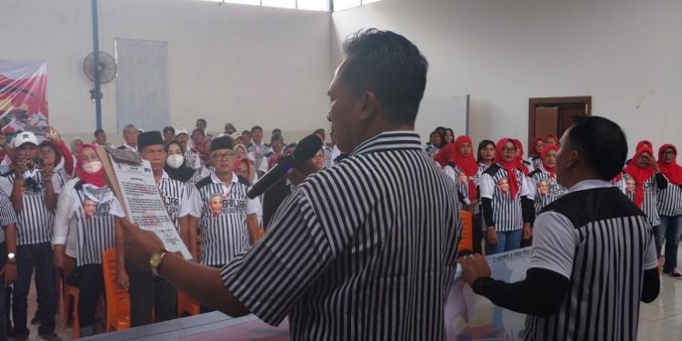 Dwi Heru Sucipto Ketua Relawan Oemah Relawan Ganjar Pranowo Kabupaten Cilacap Sentul Waterpark memimpin deklarasi mendukung pasangan Ganjar-Mahmud pada Pilpres 2024 mendatang. (Wagino/CILACAPMEDIA)