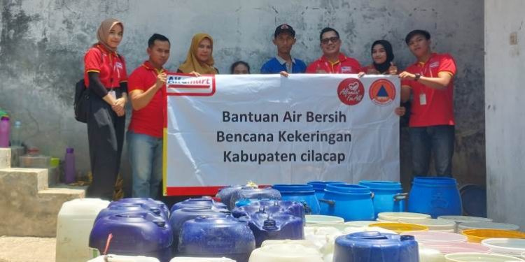 Alfamart salurkan bantuan air bersih kepada masyarakat yang terdampak kekeringan di wilayah Kabupaten Cilacap. (ISTIMEWA)