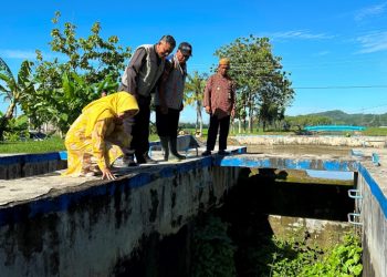Anggota Komisi IV Dewan Perwakilan Rakyat (DPR) RI Daerah Pemilihan (Dapil) Jawa Tengah VIII, Teti Rohatinigsih didampingi Kades Bulupayung bersama petugas pengairan dari BBWS Serayu Opak dan PSDA Cilacap meninjau lokasi syphon BC 9d D.I. Serayu di Desa Bulupayung, Kecamatan Kesugihan yang rusak sejak awal 2020. (WAGINO/CILACAPMEDIA)