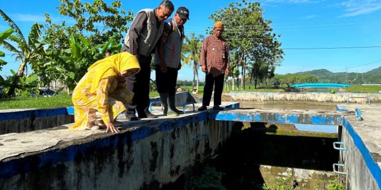 Anggota Komisi IV Dewan Perwakilan Rakyat (DPR) RI Daerah Pemilihan (Dapil) Jawa Tengah VIII, Teti Rohatinigsih didampingi Kades Bulupayung bersama petugas pengairan dari BBWS Serayu Opak dan PSDA Cilacap meninjau lokasi syphon BC 9d D.I. Serayu di Desa Bulupayung, Kecamatan Kesugihan yang rusak sejak awal 2020. (WAGINO/CILACAPMEDIA)