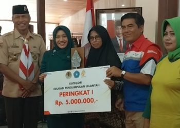 Ketua TP PKK Kabupaten Cilacap didampingi Tim Task Force PUC Pertamina Lubricants menyerahkan apreasiasi kepada pemenang lomba kategori Edukasi Pengumpul Jelantah. (Wagino/CIMED)