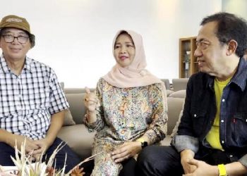 Caleg DPR RI Dapil Jateng VIII dari Partai Golkar Teti Rohatiningsih didampingi suaminya yang juga mantan Bupati Cilacap bersama Koordinator Tim Pemenangan Teti-Tieta saat menyampaikan hasil perolehan suara Pemilu 2024. (WAGINO/CILACAPMEDIA)