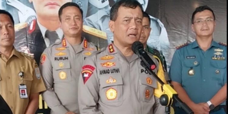 Kapolda Jateng Irjen Pol Ahmad Luthfi didampingi tiga pilar usai acara silaturahmi kamtibmas di Gedung Patra Graha, Pertamina, Cilacap. (Wagino/CILACAPMEDIA)