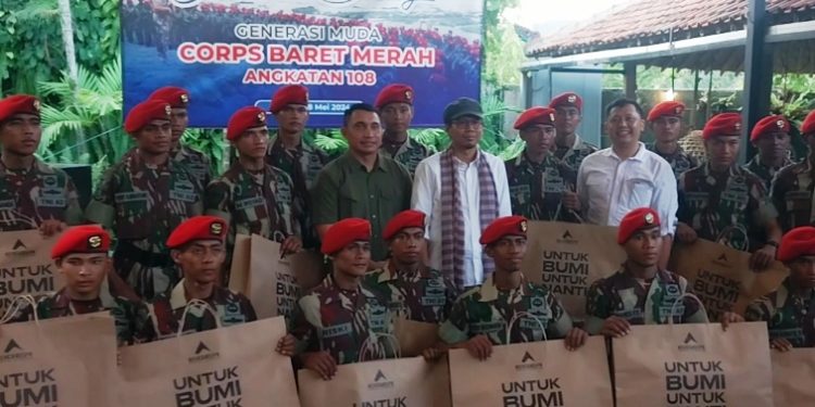 Momen 26 Prajurit Kopassus saat dijamu oleh Ethos Kreatif Indonesia mewakili orang tua yang tak hadir saat pembaretan di Nusakambangan. (Wagino/CILACAPMEDIA)