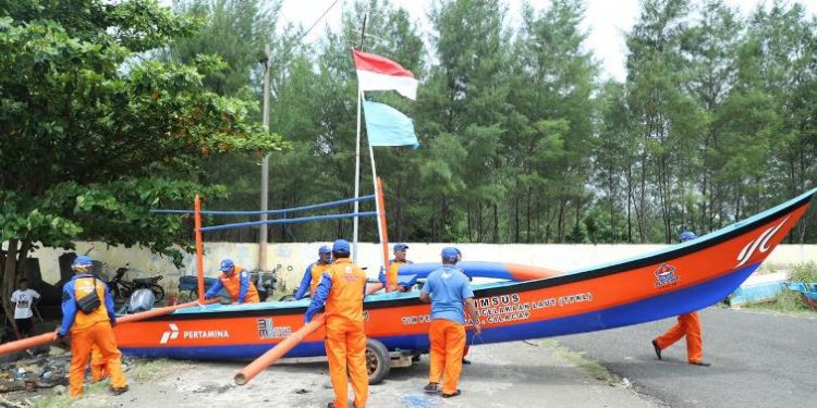 PT KPI RU IV Cilacap menyerahkan bantuan perahu rescue untuk nelayan. (ISTIMEWA)