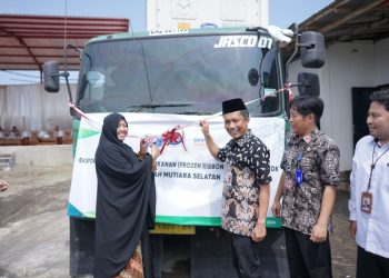 Direktur PT. BMS, Sukainah didampingi PJ Bupati Cilacap, Awaluddin Muuri menggunting pita pada kontainer sebagai tanda pelepasan ekspor perdana ikan layur beku ke Tiongkok.