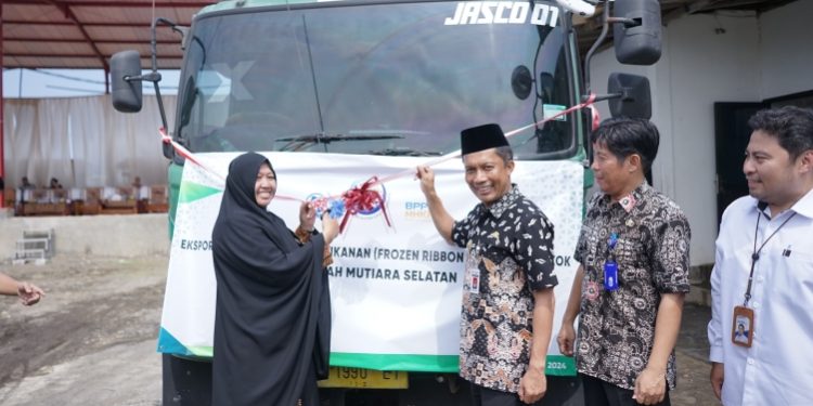 Direktur PT. BMS, Sukainah didampingi PJ Bupati Cilacap, Awaluddin Muuri menggunting pita pada kontainer sebagai tanda pelepasan ekspor perdana ikan layur beku ke Tiongkok.