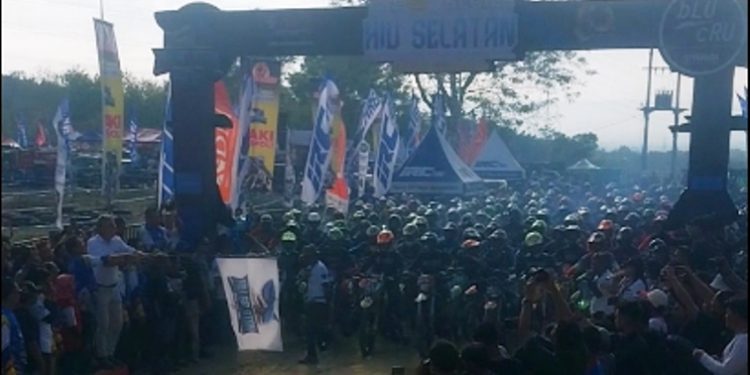 Peserta Trabas Kambtibmas bersama Kapolda Jateng dilepas di ABC quarry Desa Bulupayung, Kecamatan Kesugihan. (Wagino/CILACAPMEDIA)