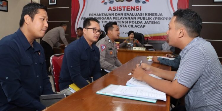 Tim penilai internal Polda Jateng memberikan asistensi dan penilaian kepada penanggungjawab komponen di Polresta Cilacap. (ISTIMEWA)