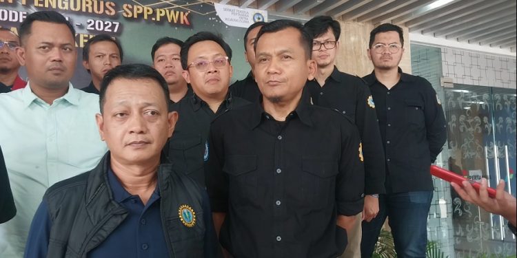 Presiden FSPPB Arie Gumilar didampingi pengurus SPP.PWK periode 2024-2027 saat memberikan keterangan terkait harapan baru dari Presiden dan Kabinet Merah Putih. (Wagino/CILACAPMEDIA)