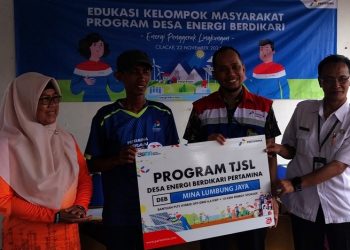 Bantuan panel surya beserta peralatan diserahkan secara simbolis oleh Manager PUC kepada pengurus Koperasi Mina Lumbung Jaya. (Wagio/CILACAPMEDIA)