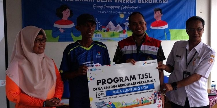 Bantuan panel surya beserta peralatan diserahkan secara simbolis oleh Manager PUC kepada pengurus Koperasi Mina Lumbung Jaya. (Wagio/CILACAPMEDIA)