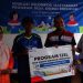 Bantuan panel surya beserta peralatan diserahkan secara simbolis oleh Manager PUC kepada pengurus Koperasi Mina Lumbung Jaya. (Wagio/CILACAPMEDIA)