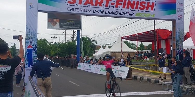 Peserta selebrasi usai memenangkan Roadbike Challenge Boy 14. (Wagino/CILACAPMEDIA)