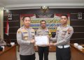 Kapolresta Cilacap Kombes Pol Ruruh Wicaksono didamping Wakaolresta Cilacap menyerahkan dokumen perjanjian kinerja kepada Kasatlantas setempat. (ISTIMEWA)