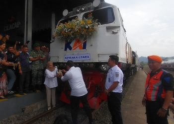 Keberangkatan perdana KA Sancaka Utara relasi Cilacap - Surabaya Pasarturi PP ditandai pemecahan kendi. (Wagino/CILACAPMEDIA)