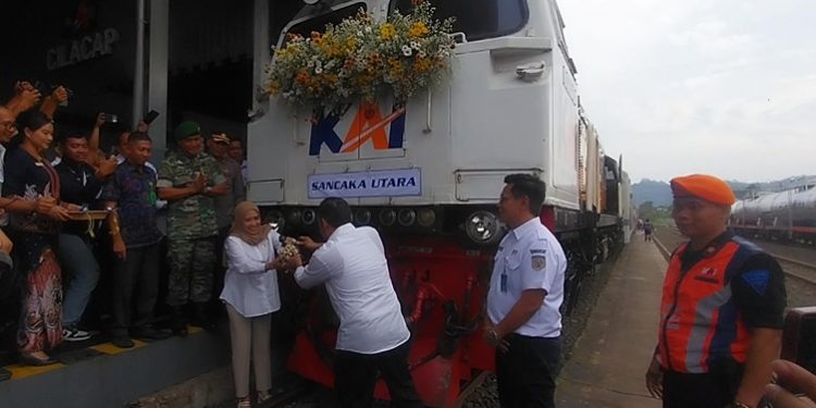Keberangkatan perdana KA Sancaka Utara relasi Cilacap - Surabaya Pasarturi PP ditandai pemecahan kendi. (Wagino/CILACAPMEDIA)